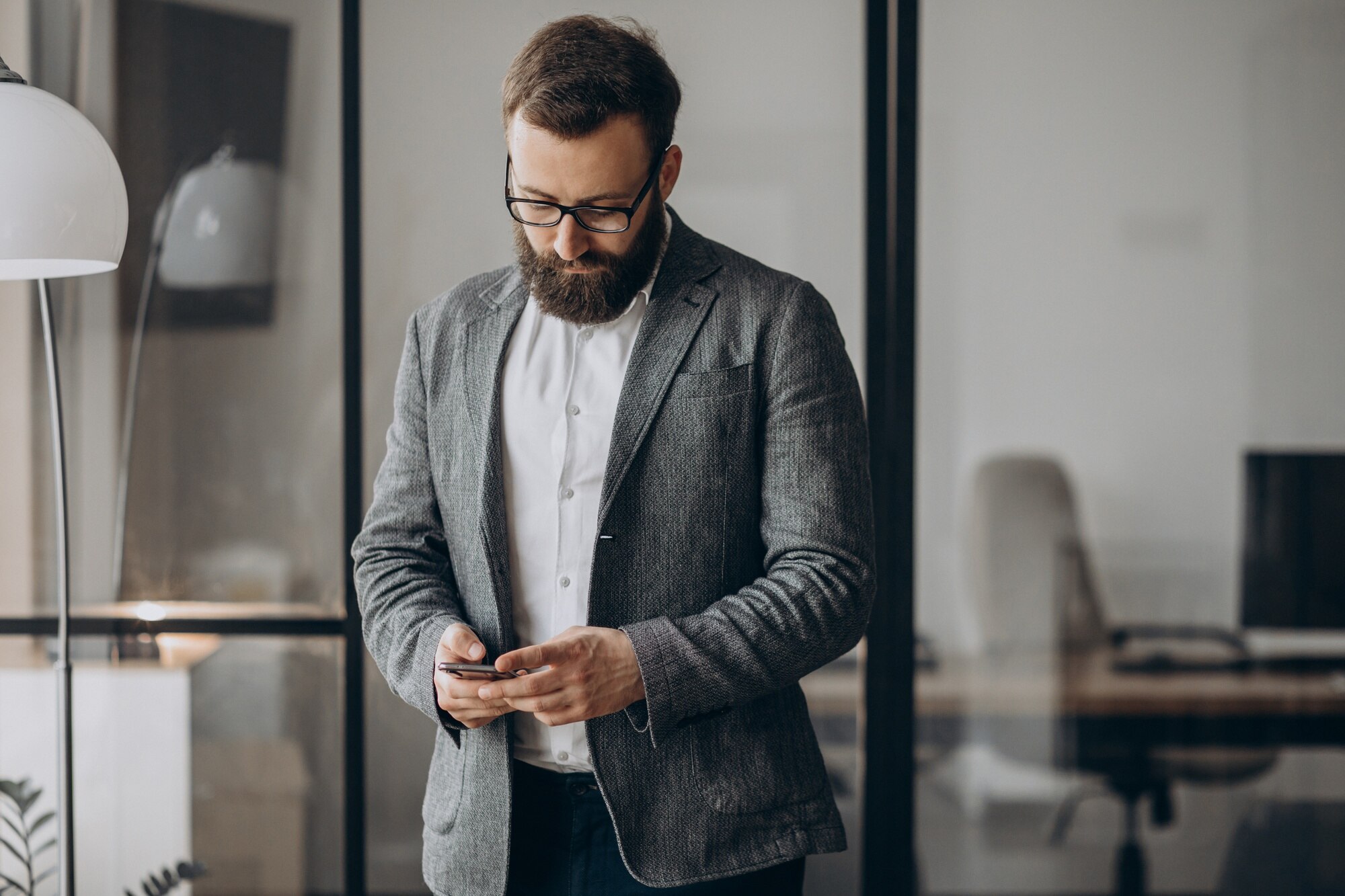 handsome-business-man-using-phone-office_1303-25405 handsome-business-man-using-phone-office_1303-25405