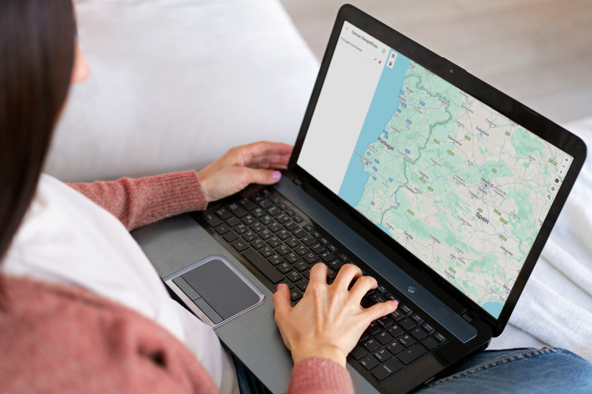 Woman_Laptop_Roadland Woman_Laptop_Roadland